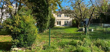 Maison familiale avec jardin bien exposé et garage, proche de toutes commodités