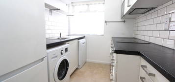 Flat to rent in St. Marys Lane, Upminster RM14