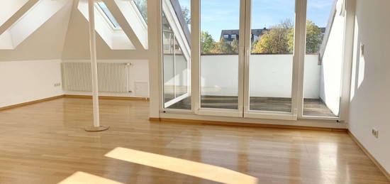 Lichtdurchflutete 2,5 Zimmer Dachterrassenwohnung mit Galerie, Nähe St. Emmeram, Englischer Garten