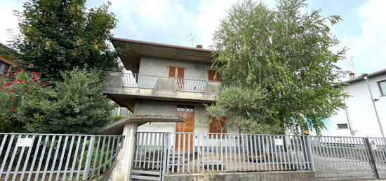 Villa in vendita in via Evaristo Baschenis, 9