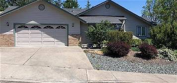 1662 NW Williamsburg Dr, Grants Pass, OR 97526