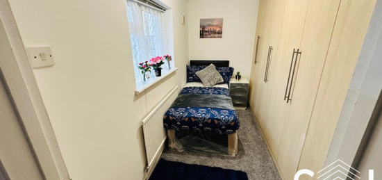 Room to rent in Clare Road, Staines-Upon-Thames TW19