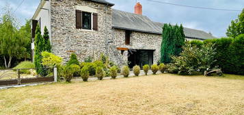 Maison ancienne au coeur d'un hameau de Saint Saturnin Sur Loire offrant 175m2 habitables avec jardin et garage à seulement 15 minutes du Sud d'Angers.