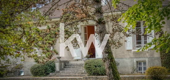 À Vendre : Maison de maître dans un écrin de verdure.