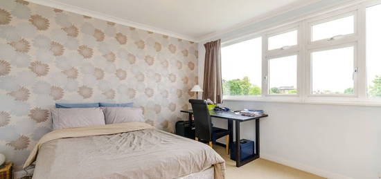 Flat for sale in Chesterfield Court, Surbiton KT5