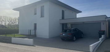 Neuwertiges Einfamilienhaus mit großem Garten