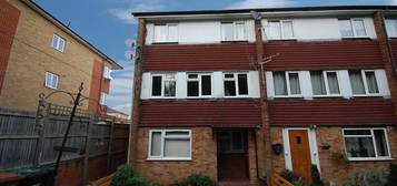 Flat to rent in Highlands, Watford WD19