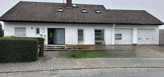 Schönes 4 Parteien-Haus ruhige Lage mit großem Garten, 2 Garagen und 2 Stellplätze