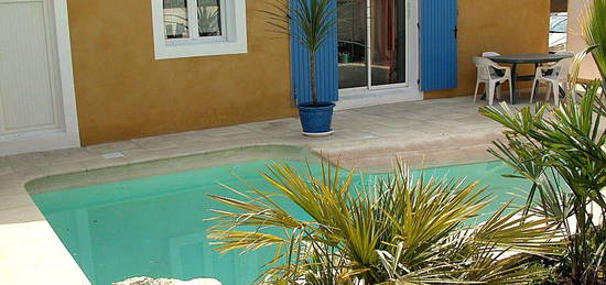 Avignon. Maison en Centre ville. Piscine. Terrasse