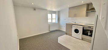 Flat to rent in High Street, Rushden NN10