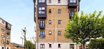 Flat to rent in Parr House, 12 Beaulieu Avenue, London E16