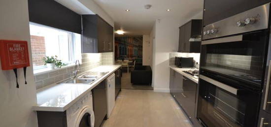 6 bedroom terraced house to rent