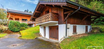 Chalet indépendant de trois chambres et deux salles de bains dans le centre de Montriond, avec garage et beaucoup de potentiel sur un grand terrain