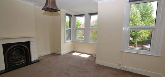 Flat to rent in The Avenue, Highams Park E4