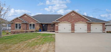 145 Angela Jean Cir, Peosta, IA 52068