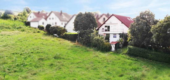 Wohlfühl Oase in Bad Abbach: Stilvolle Maisonette mit Blick ins Grüne!