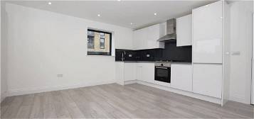Flat to rent in Fitzjohn Avenue, Barnet, Hertfordshire EN5