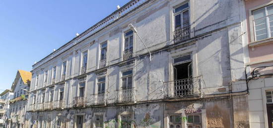 Palacete c/ jardim no c. histórico de Santarém.