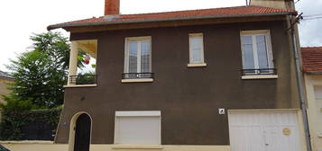 Maison 2 étages  à louer, 3 pièces, 2 chambres, 137 m²