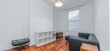 Flat to rent in Shirland Road, Maida Vale W9