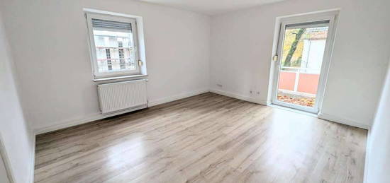 **Wohn(t)raum: +Balkon +modernes Tageslichtbad +heller Laminat +weiße Raufaser**