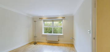 Flat to rent in Flat 17 Summit Court, Moon Lane, Barnet EN5