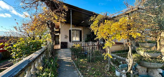 Petite maison meublée dans jardin