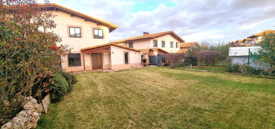 Casa adosada en venta en Calle Miguel Delibes, 24, Cardeñadijo