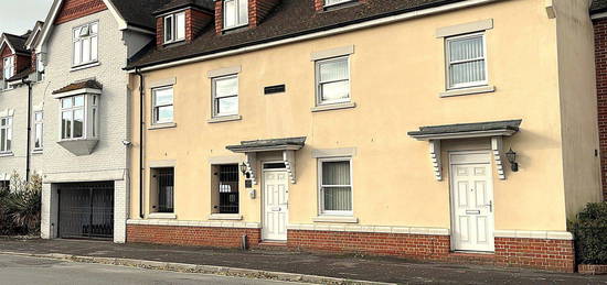 Flat to rent in Flat 3, 1A Beechworth Road, Havant, Hampshire PO9