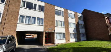 Flat to rent in Osborne Road, Farnborough, Hampshire GU14