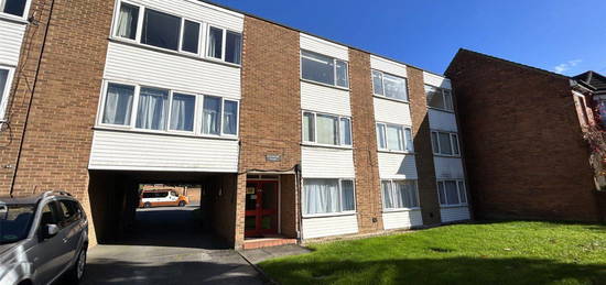 Flat to rent in Osborne Road, Farnborough, Hampshire GU14