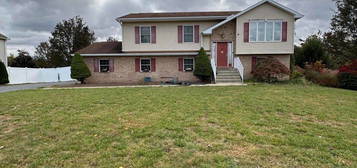 14 Emerald Dr, Throop, PA 18512