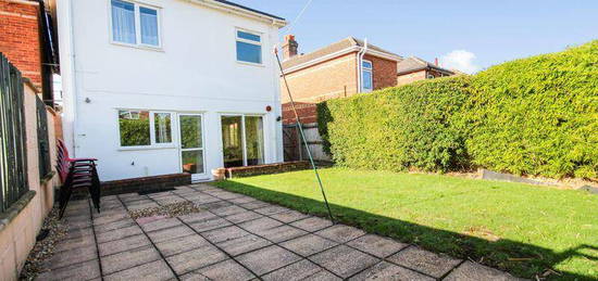 5 bedroom detached house