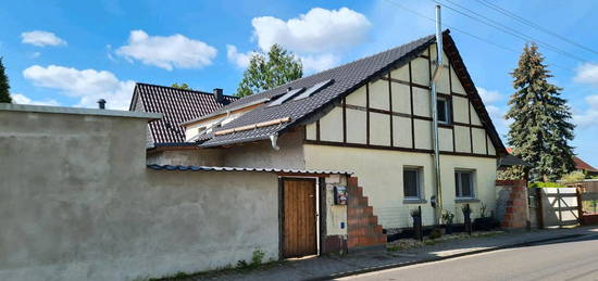 Gemütliches Einfamilienhaus mit Garage und großem Garten