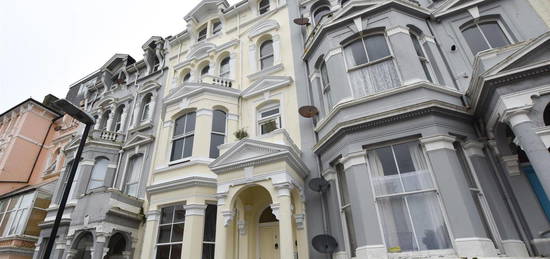 Flat to rent in Warrior Gardens, St. Leonards-On-Sea TN37