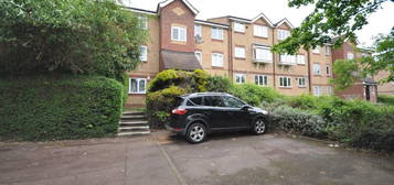 Studio to rent in Shorwell Court, Oak Hill Road, Purfleet RM19