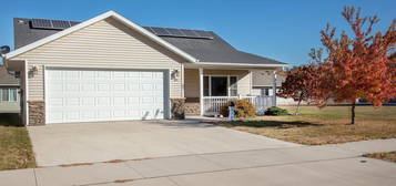 811 9th St, Charles City, IA 50616