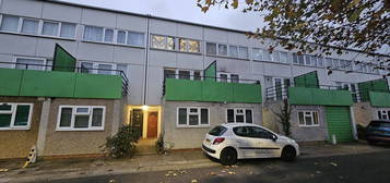 Studio to rent in Caernarvon Close, Mitcham, 1 CR4