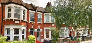 Flat to rent in Imperial Road, Wood Green N22