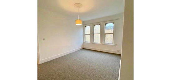 Flat to rent in Warrior Gardens, St. Leonards-On-Sea TN37