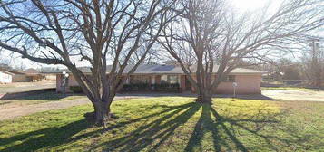 121 N  1st St, Walters, OK 73572