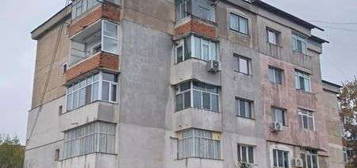 Vand apartament cu 2 camere zona bazar