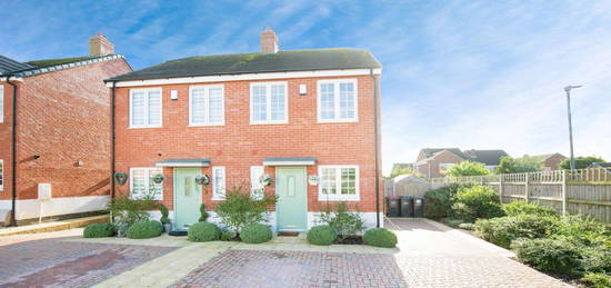 2 bed semi-detached house for sale