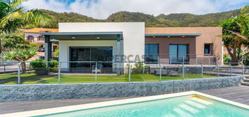 Moradia com Piscina e Jacuzzi - Machico, Madeira