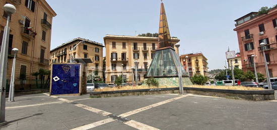 Quadrilocale via Pandolfo Collenuccio 1, Stella - Materdei, Napoli