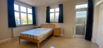 Studio to rent in Park Avenue North, Willesden NW10