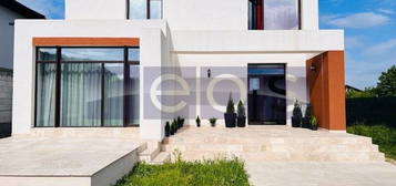 VILA DE LUX CORBEANCA 1000MP 6 CAMERE