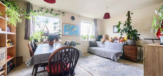 Flat for sale in Cline Road, London N11