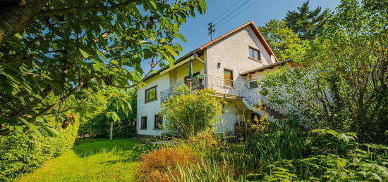 Freistehendes Wohnhaus mit Einliegerwohnung in begehrter Hanglage in Leimen mit Garage und Garten