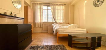 Room to rent in Adelaide Road, Swiss Cottage, London NW3